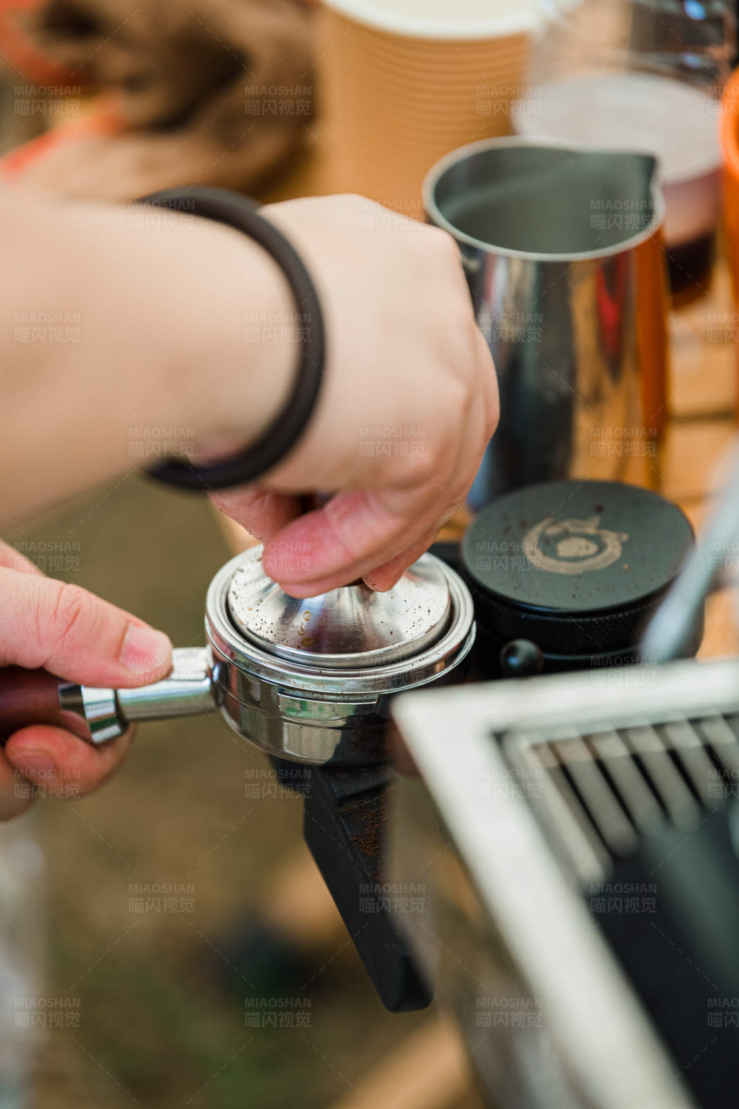 手磨咖啡的瞬间图片