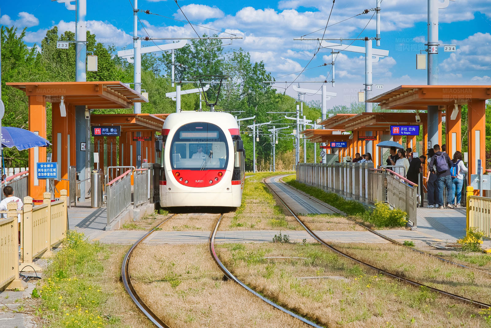 现代有轨电车车站图片