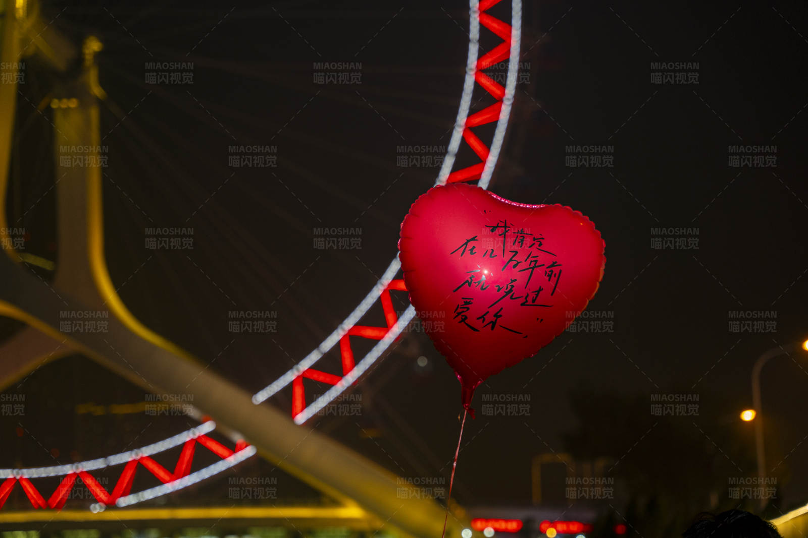 心形气球夜景摩天轮图片