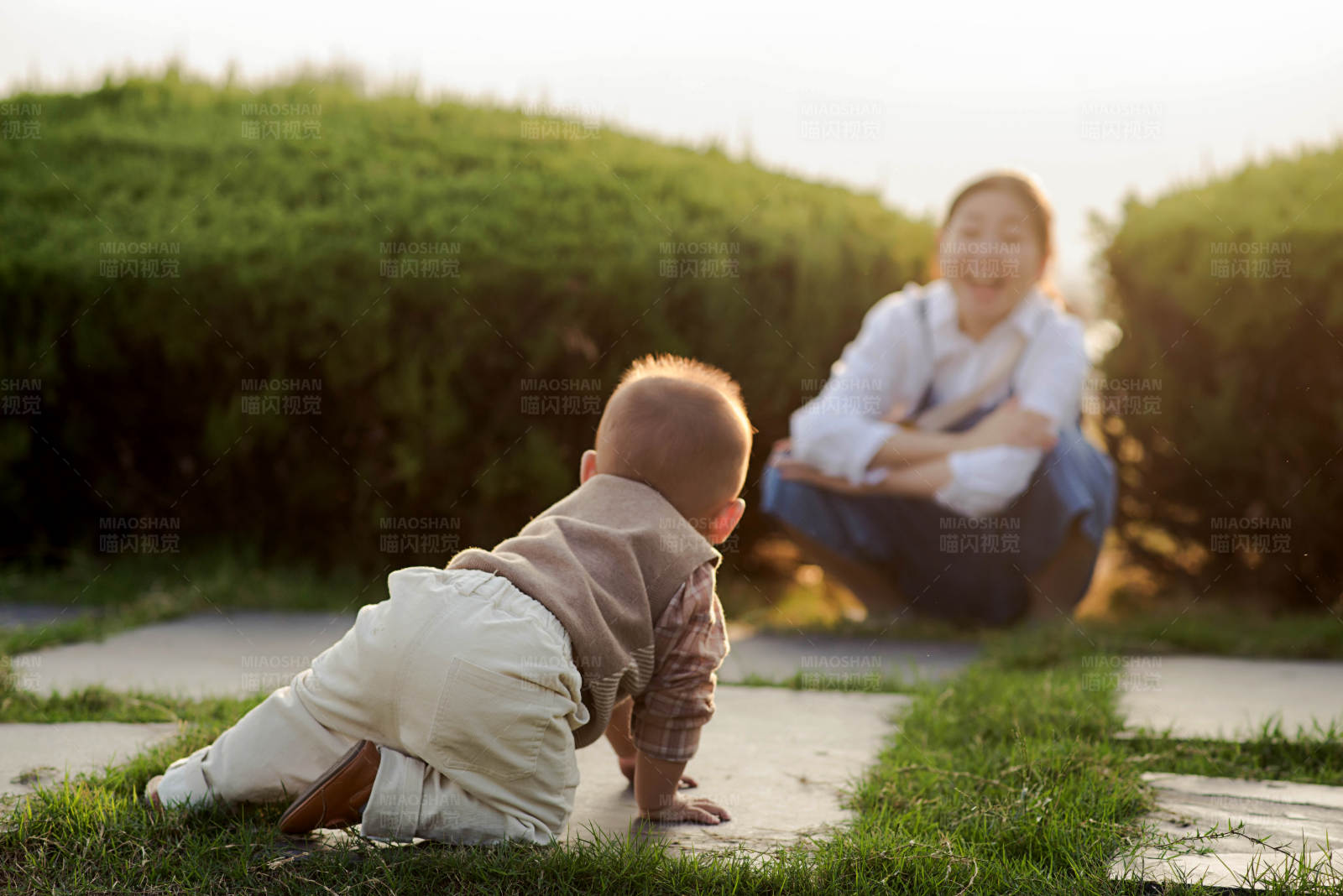 宝宝学步 母亲守护图片