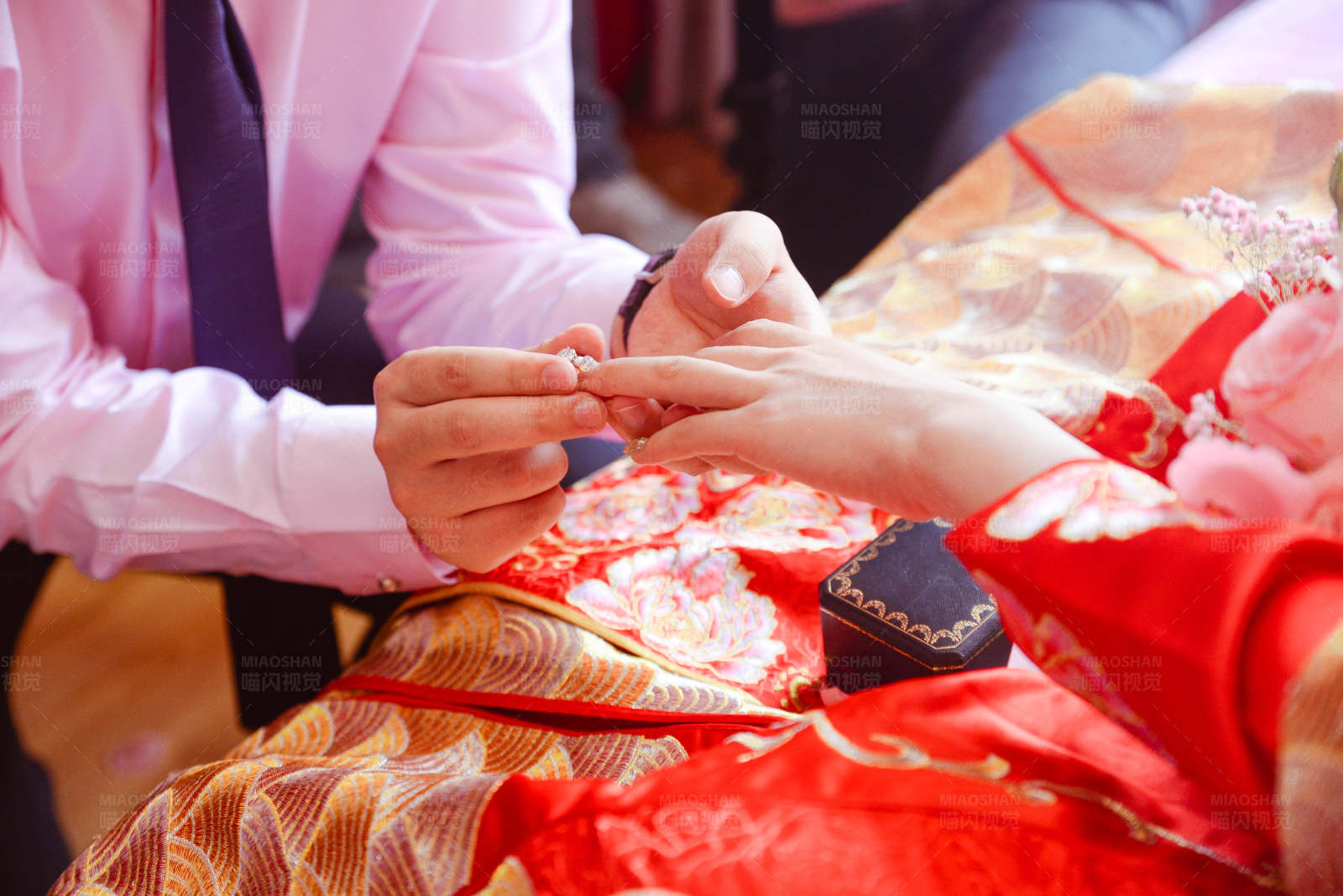 婚礼上的戒指交换仪式图片