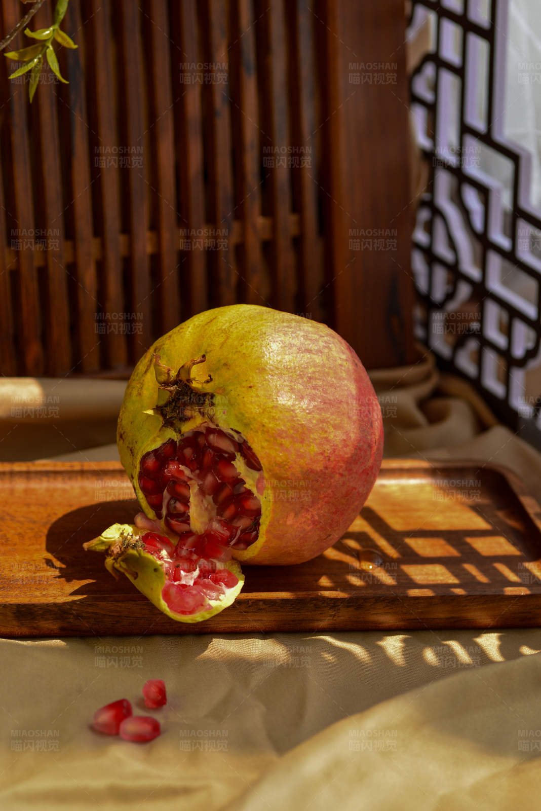 破开的石榴果实图片