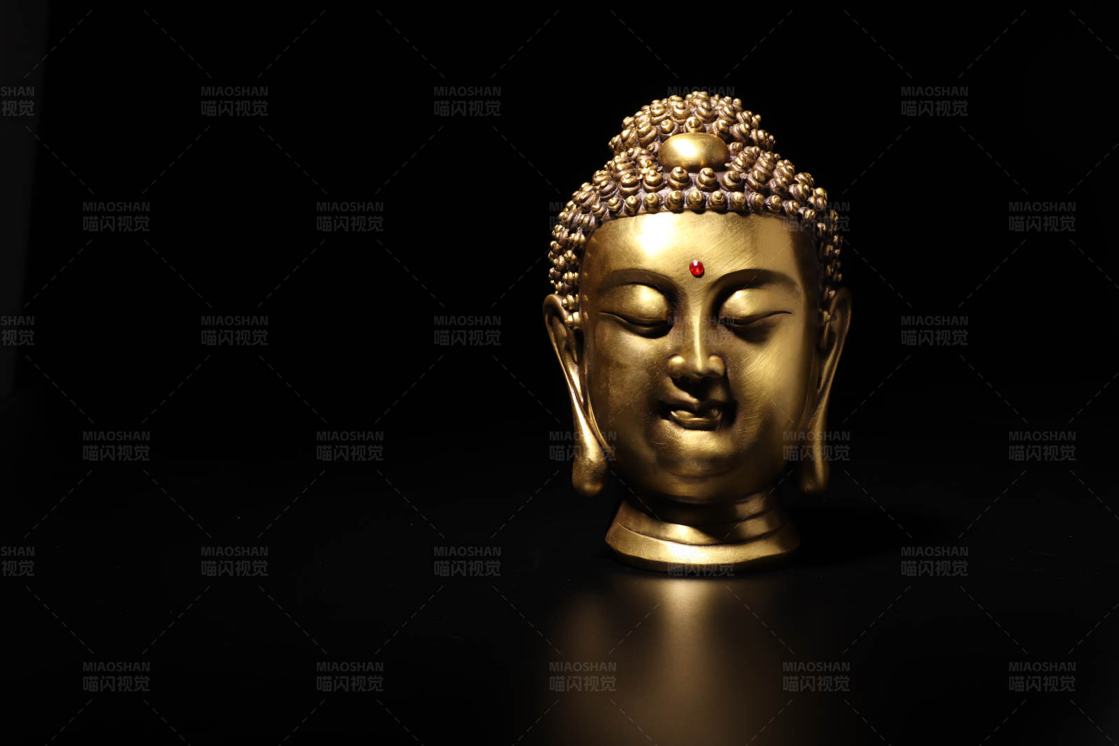 金色佛像在黑暗中图片