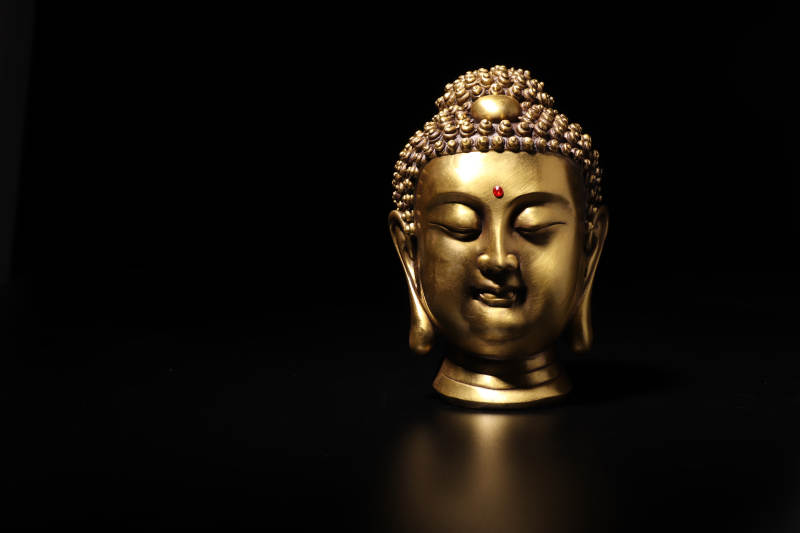 金色佛像在黑暗中图片