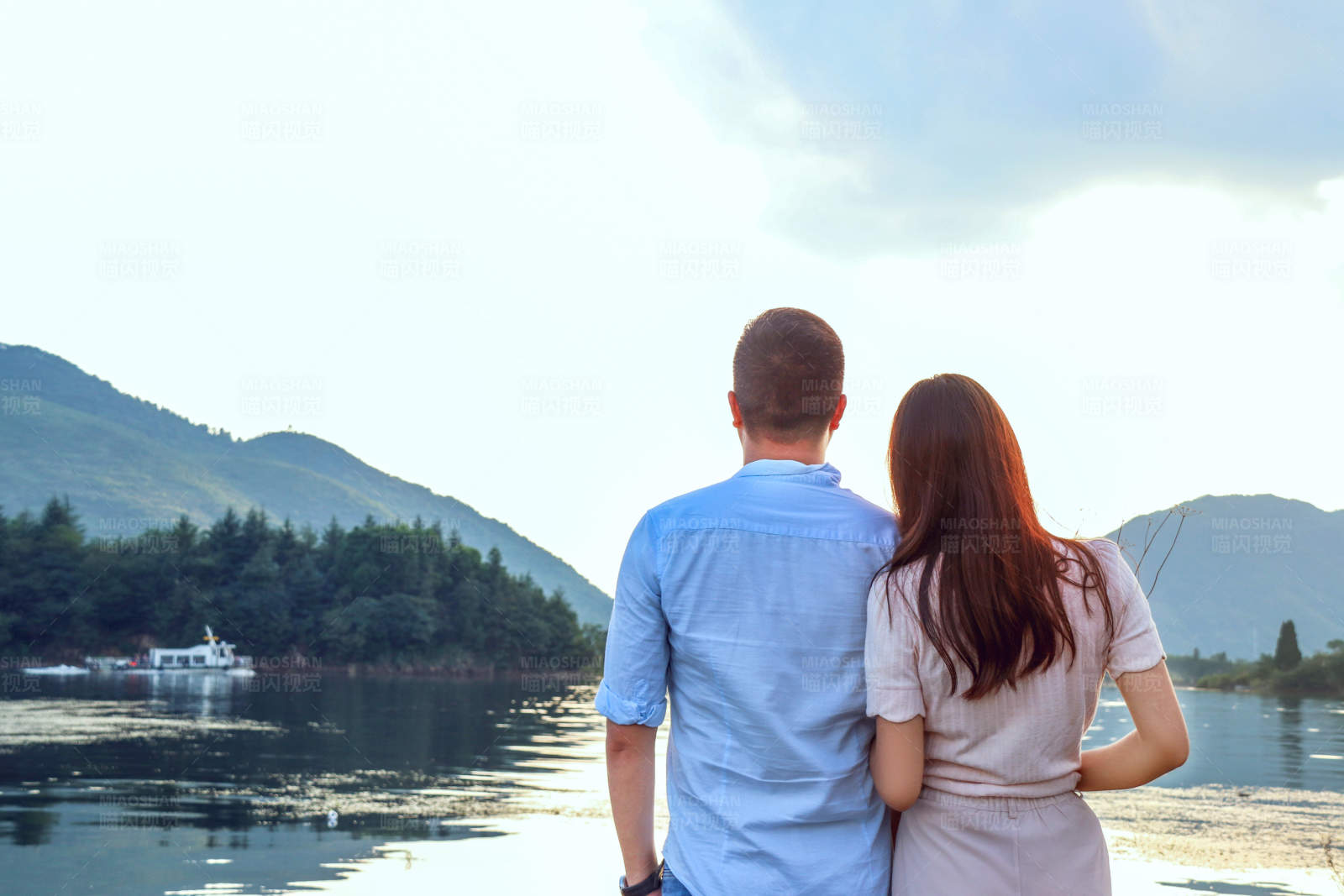 湖畔依偎的恋人图片