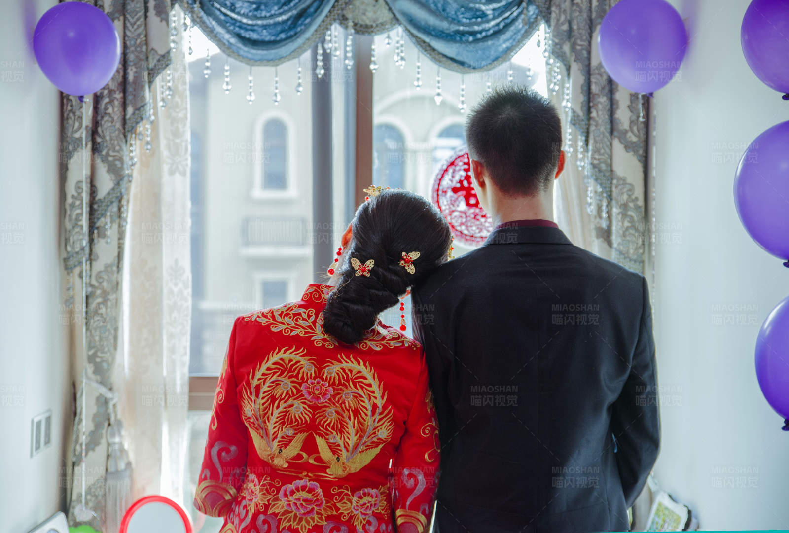 新婚夫妇背对镜头图片