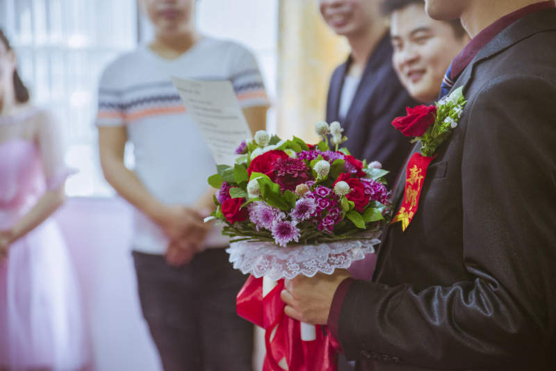 婚礼现场新郎手捧花束图片