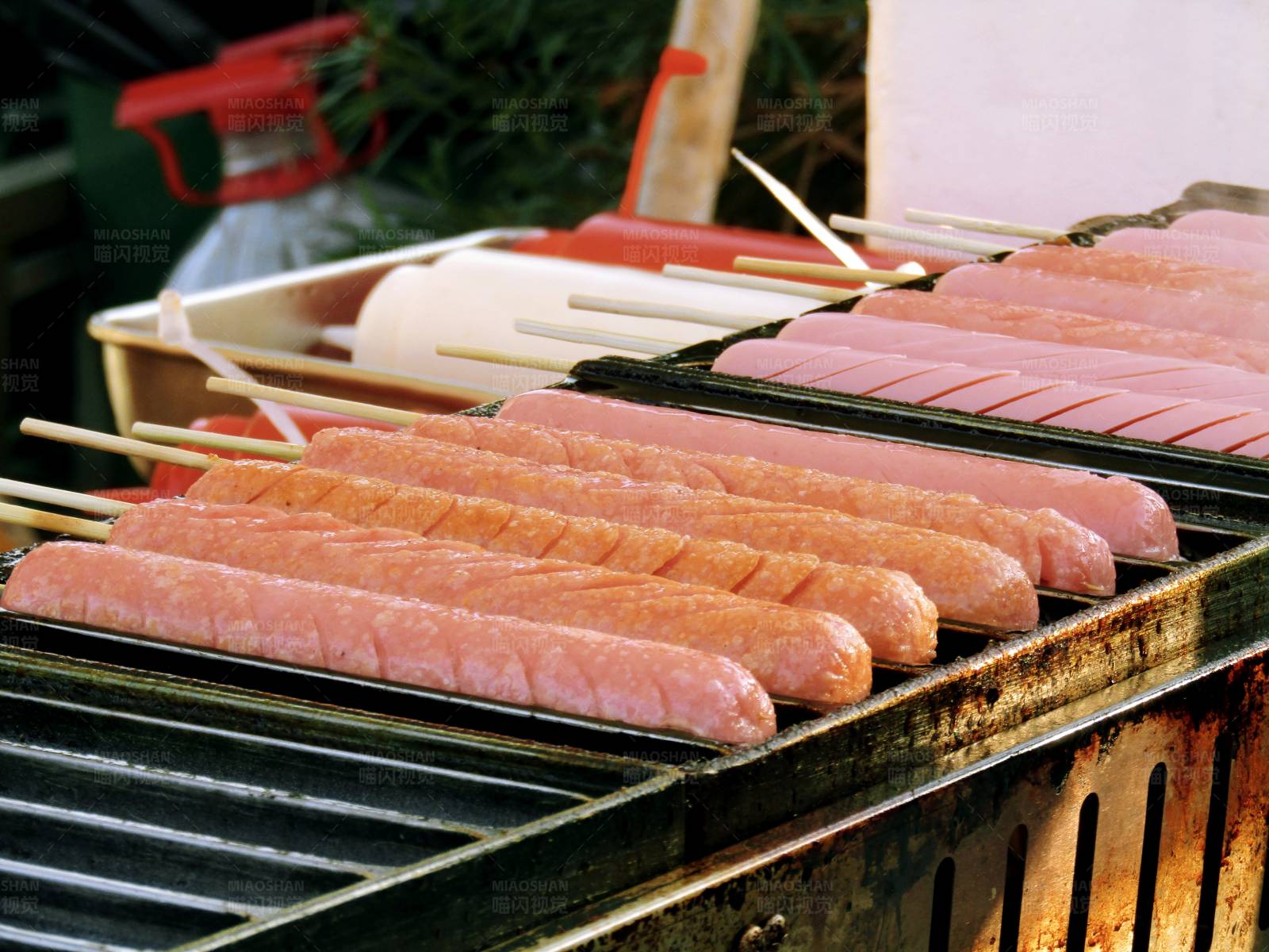 烤架上的香肠图片