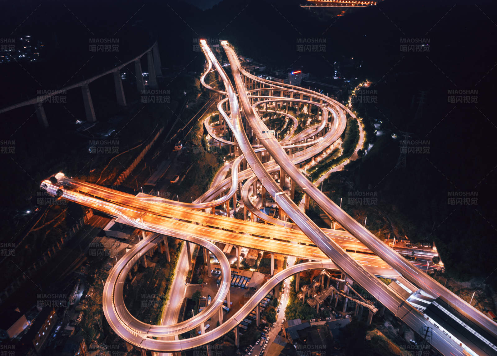 夜幕下的立交桥、错落复杂图片