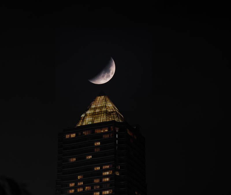 月光下的城市之巅图片