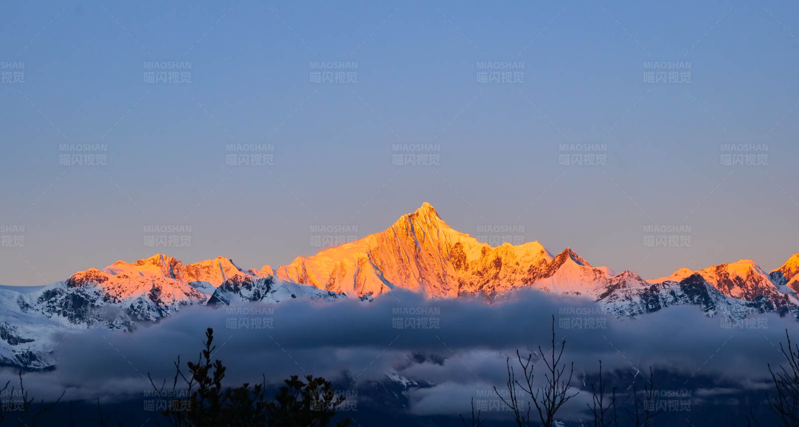 迪庆雪山日出，那雪山上的一抹金色图片