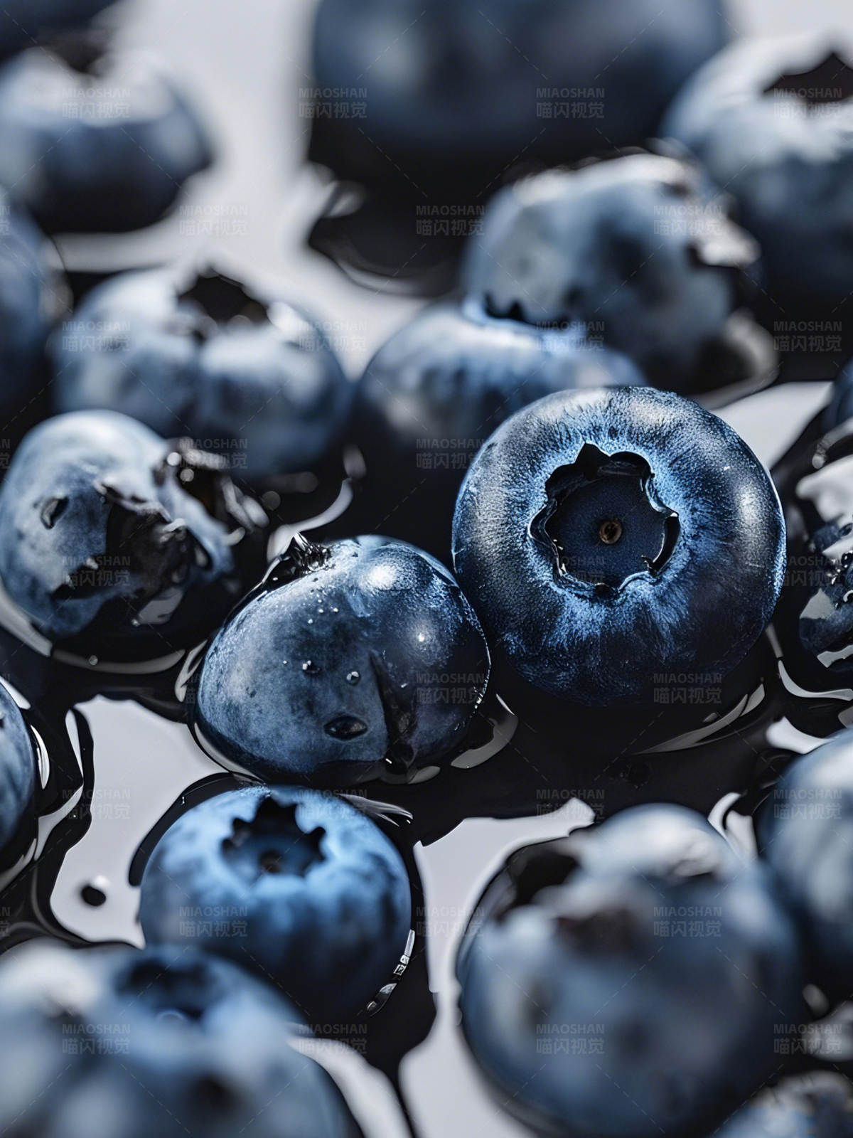 蓝莓水润新鲜特写图片