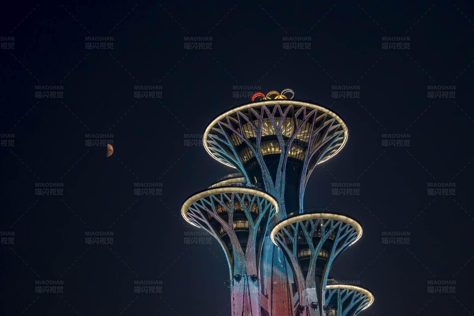 夜空下的未来之塔图片