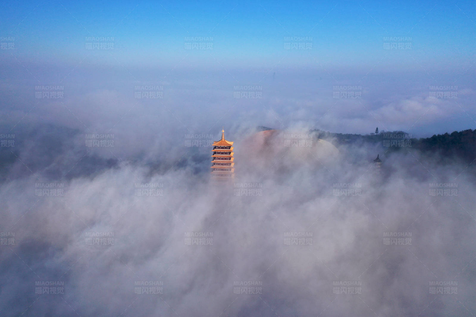 南京牛首山云雾缭绕的古塔图片