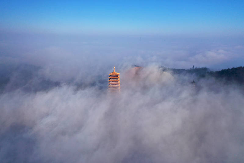 南京牛首山云雾缭绕的古塔图片