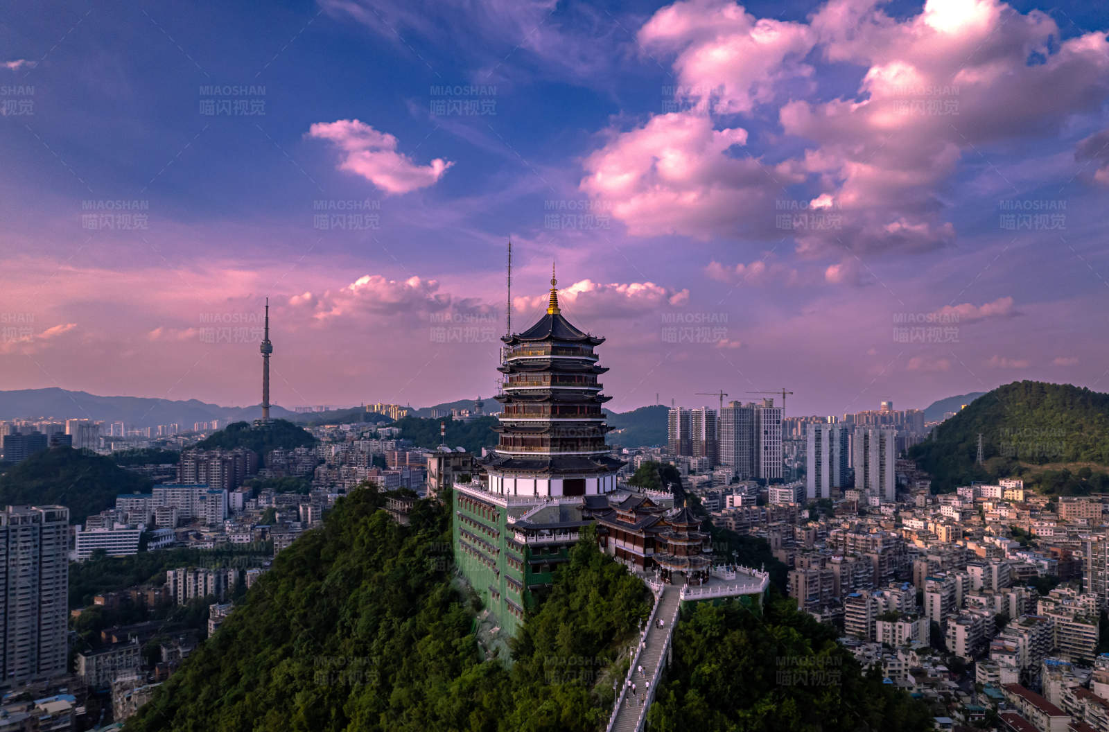 贵阳城市之巅的东山古塔图片