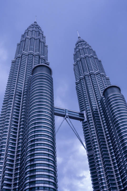 双子塔的天空视角图片