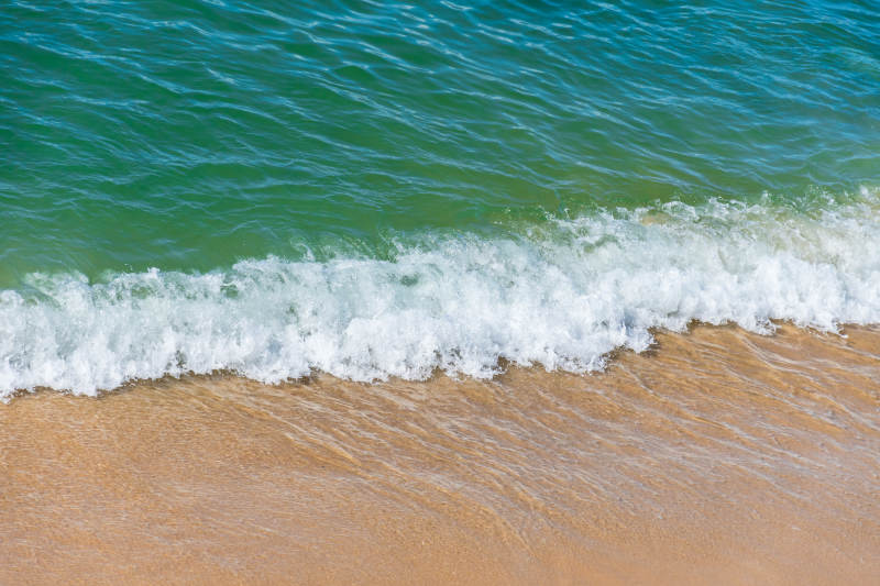 海浪轻拍沙滩图片