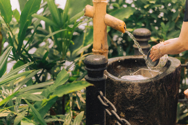 竹筒流水洗手台图片
