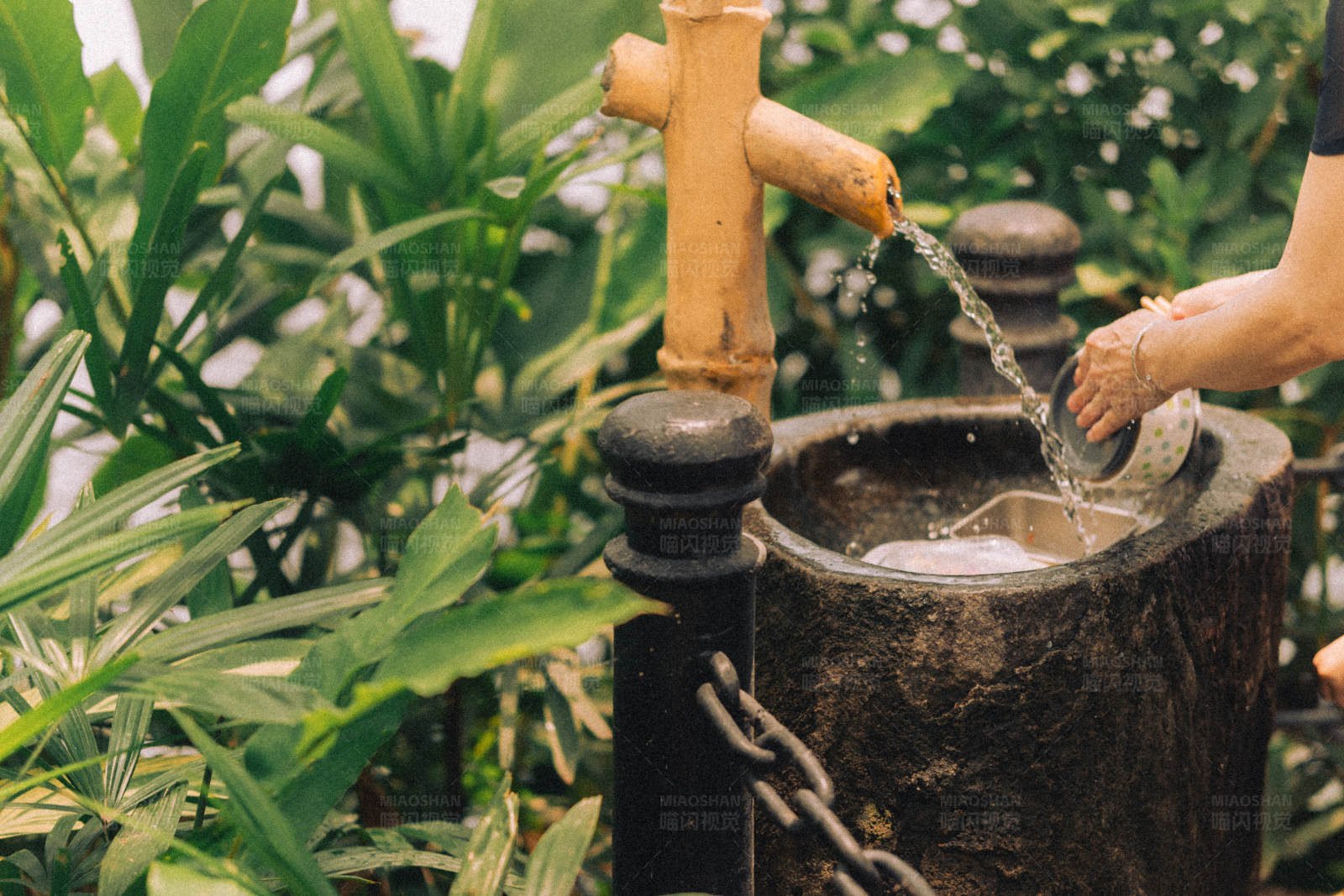 竹筒流水洗手台图片