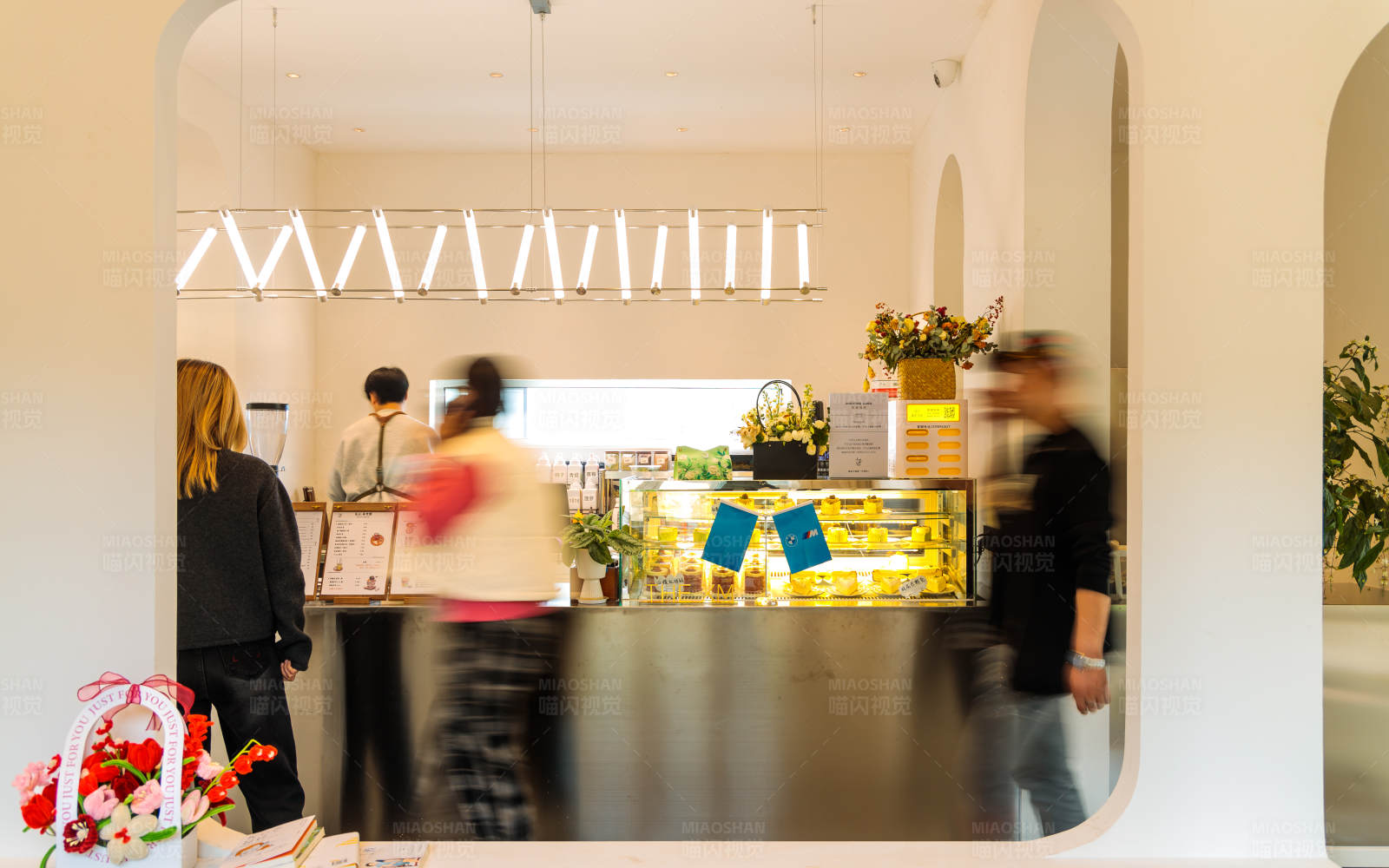 咖啡店的繁忙早晨图片