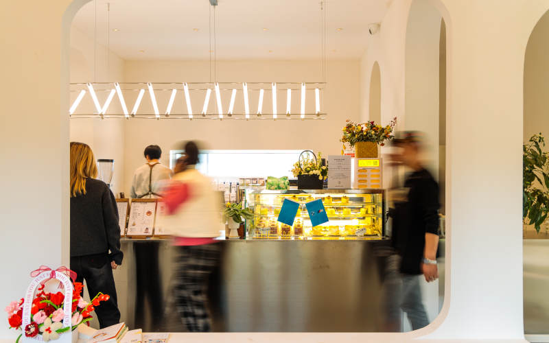 咖啡店的繁忙早晨图片