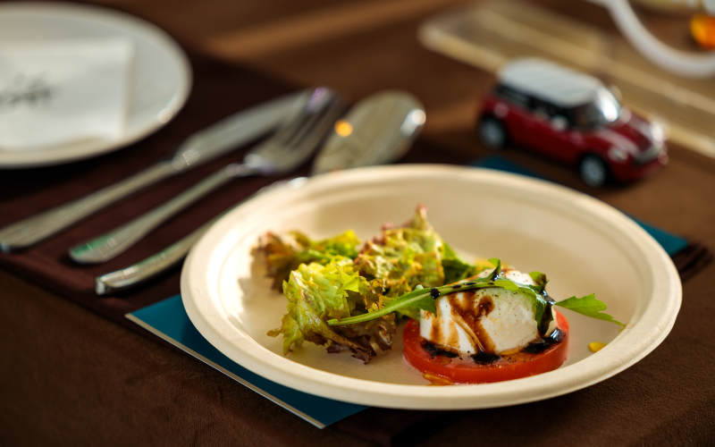 美食与迷你车的餐桌景图片