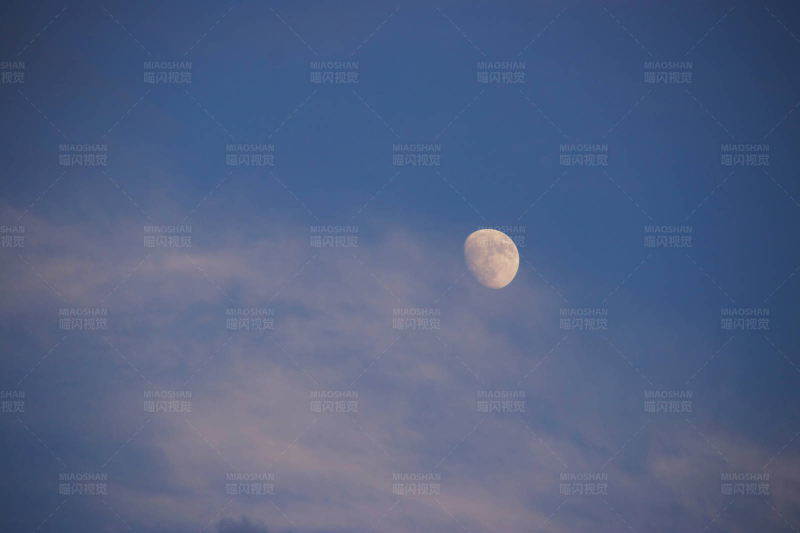 黄昏时分的月亮图片