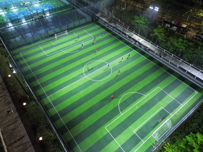 夜间足球场鸟瞰图图片