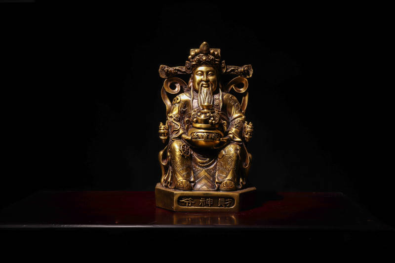 金光闪闪的财神雕像图片