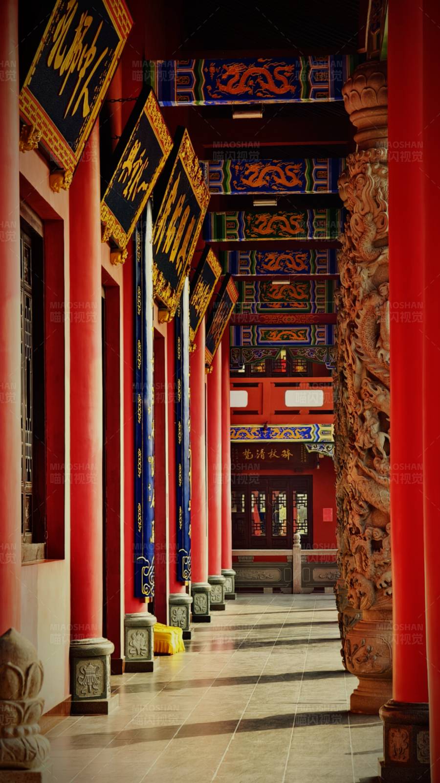 寺庙红色长廊图片