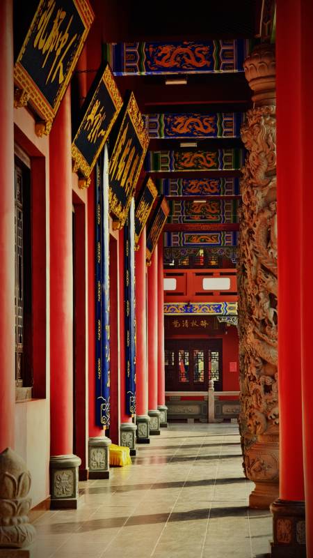 寺庙红色长廊图片