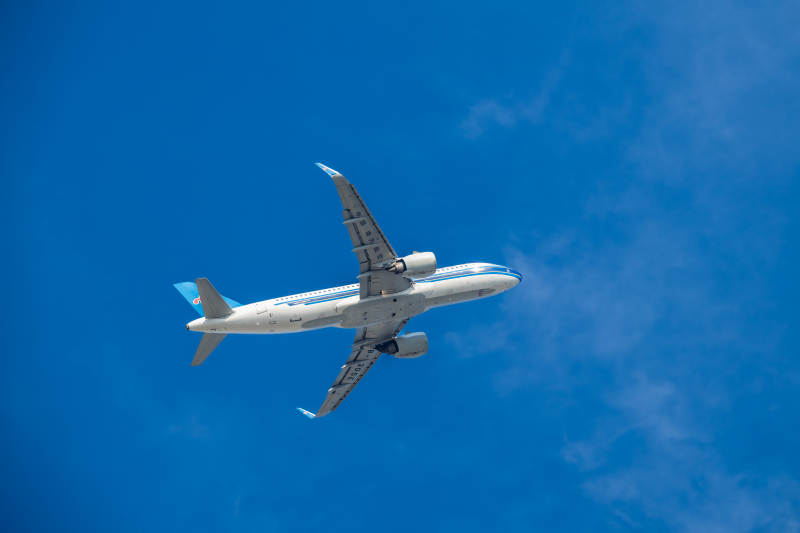 蓝天白云下的飞机图片