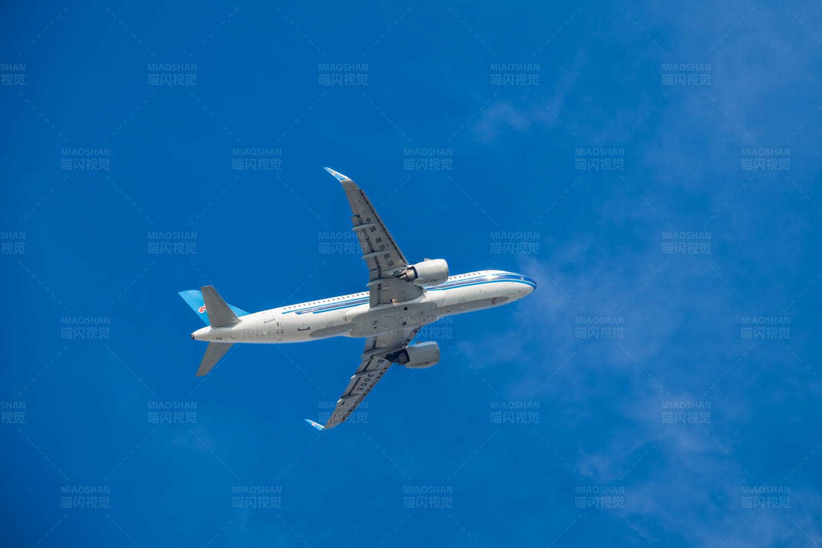 蓝天白云下的飞机图片