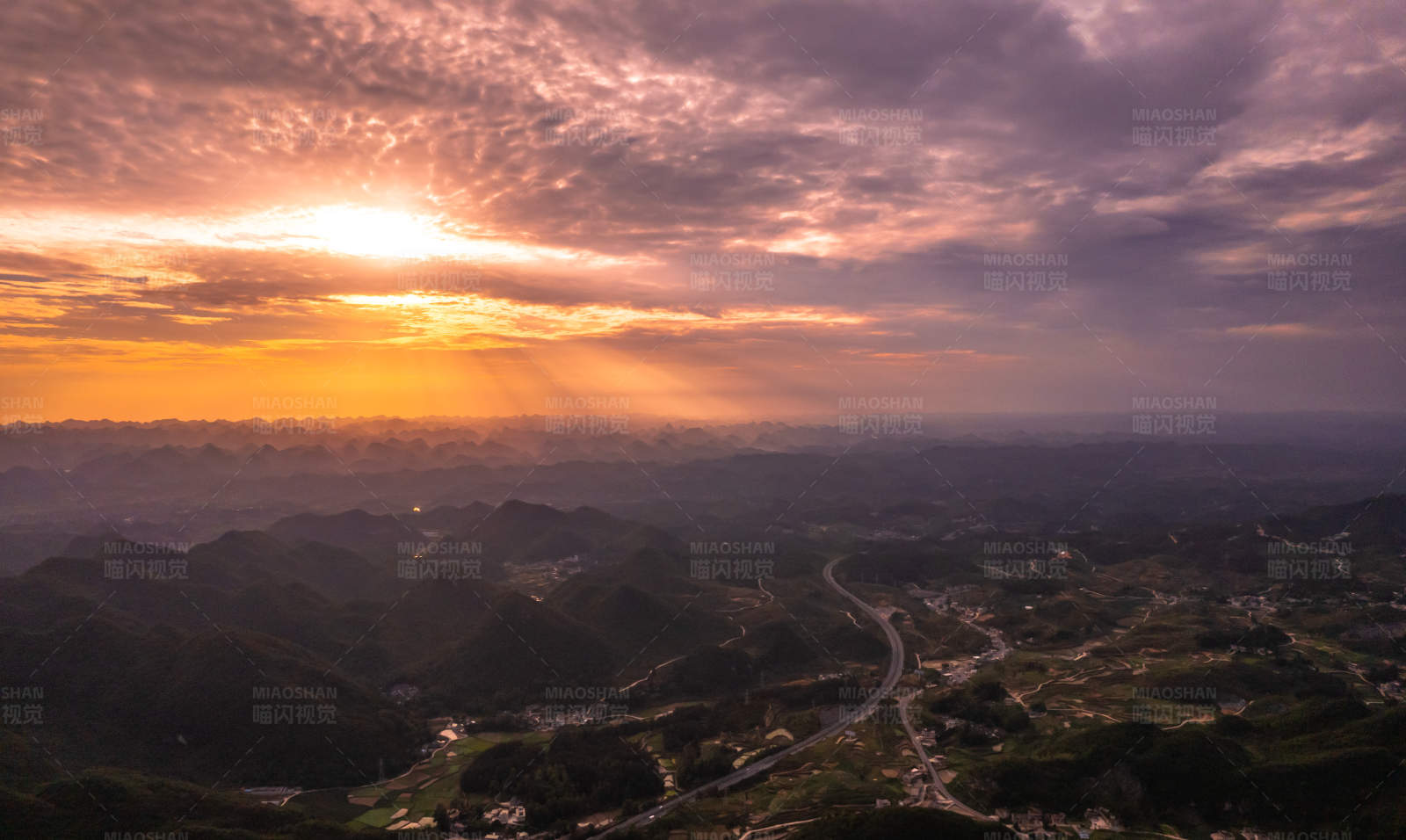 黔南州夕阳下的山川美景图片