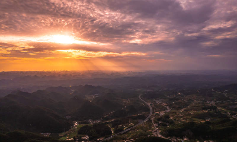 黔南州夕阳下的山川美景图片