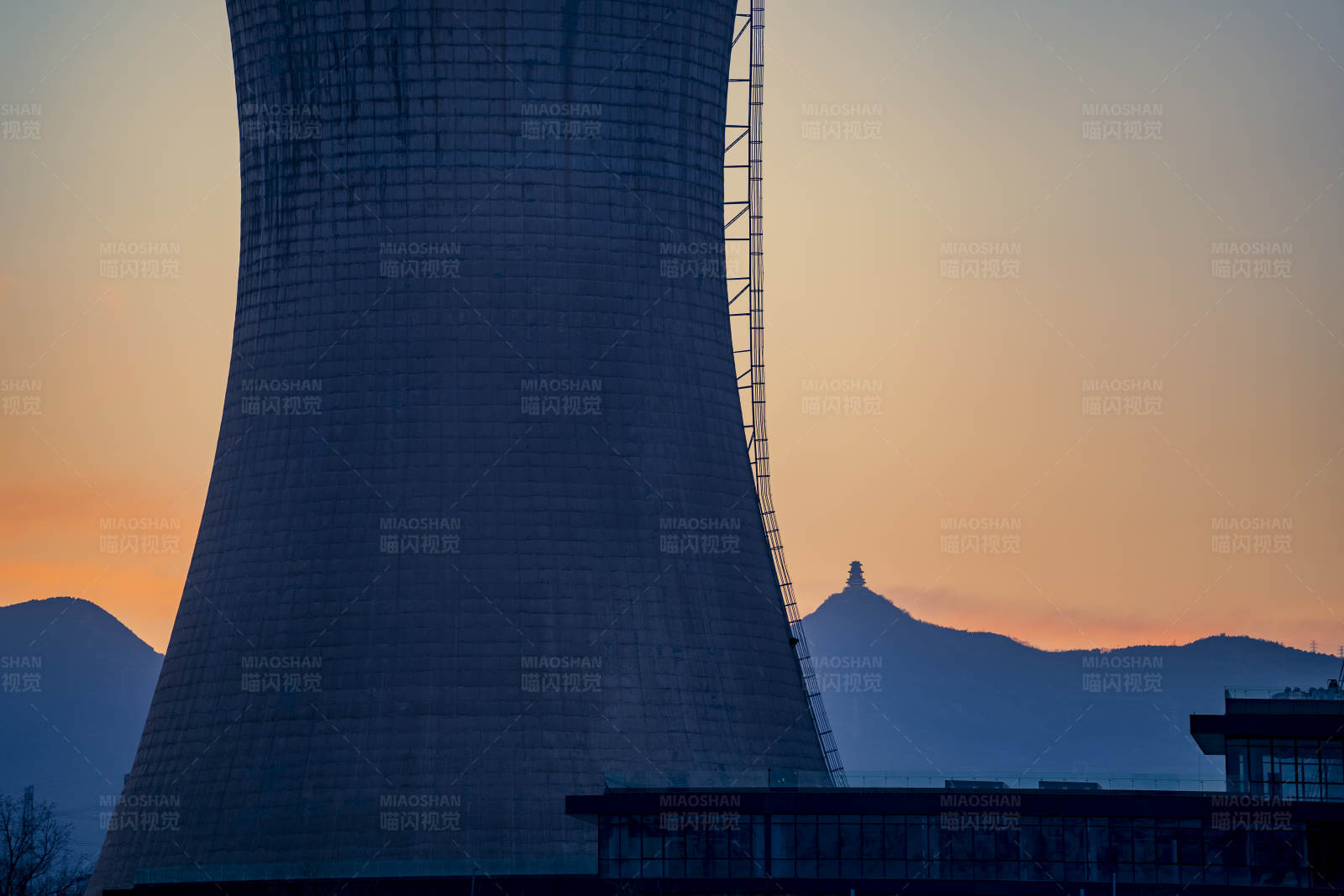 夕阳下的冷却塔图片