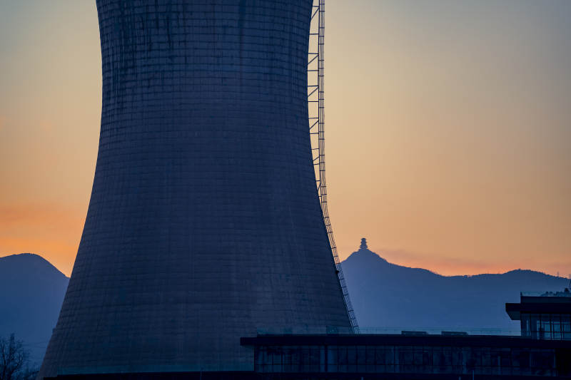 夕阳下的冷却塔图片