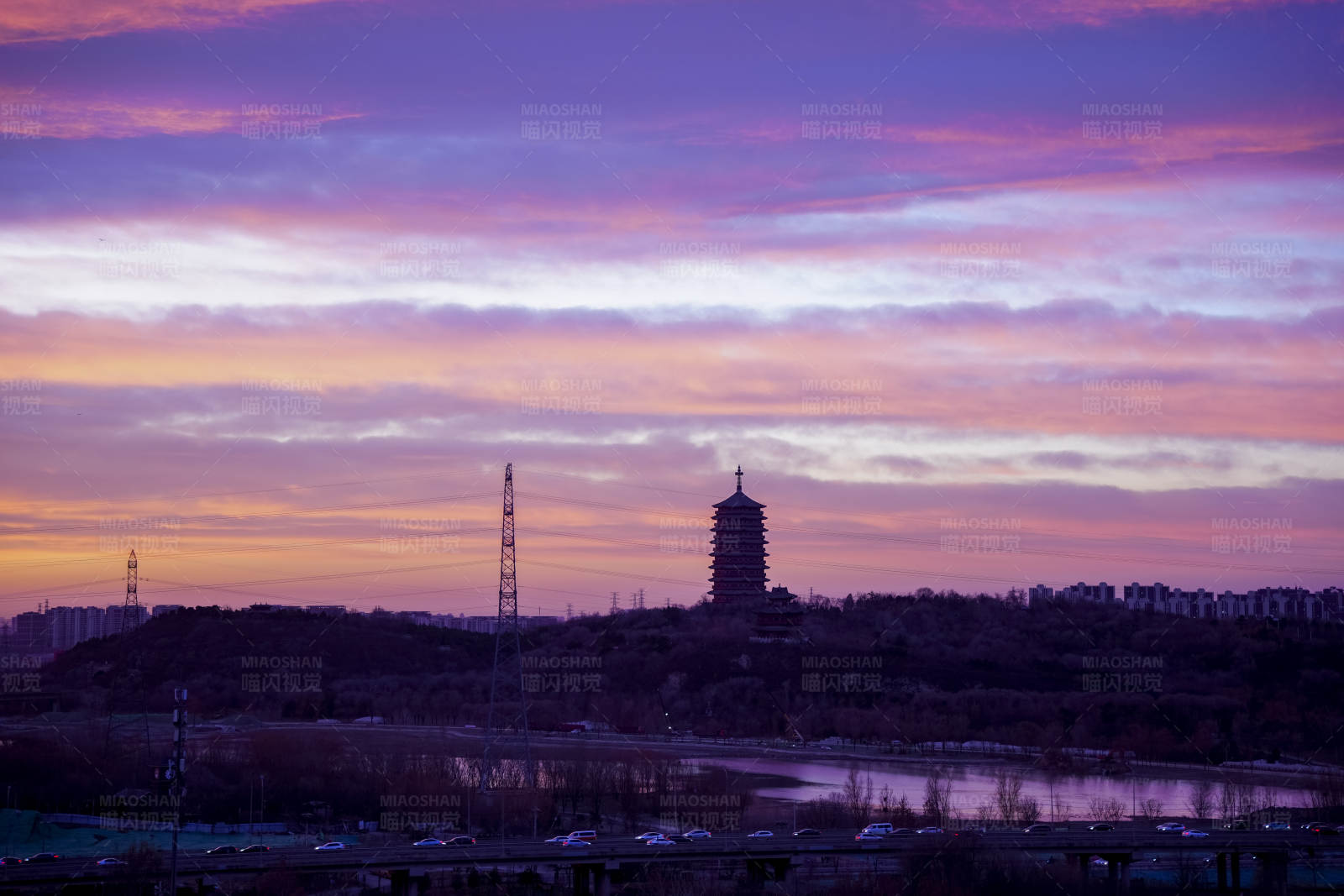 夕阳下的城市剪影图片