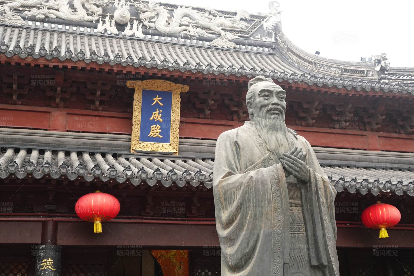 孔子雕像与古建筑图片