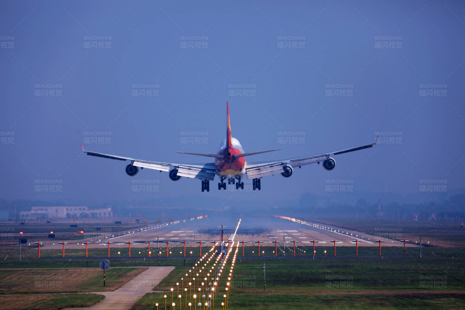 波音747飞机平稳降落图片