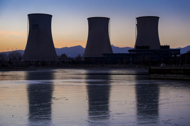 夕阳下的冷却塔图片