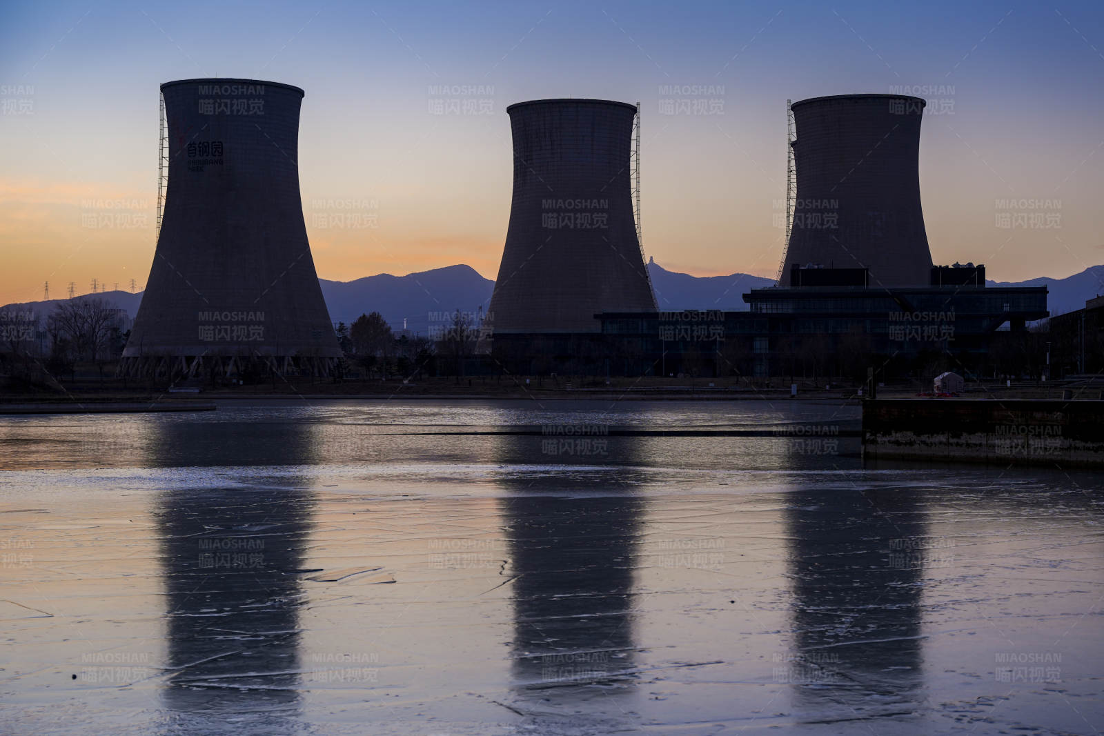 夕阳下的冷却塔图片