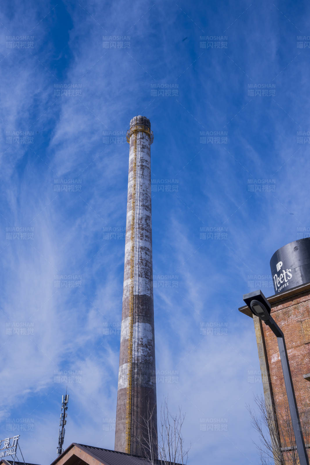 高耸烟囱映蓝天图片