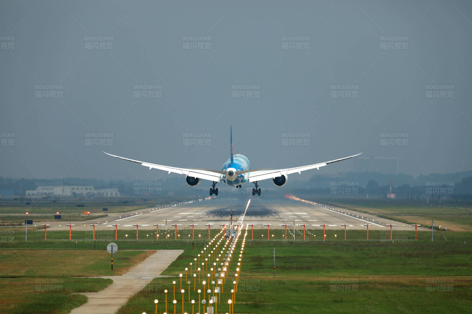 宽体飞机降落跑道图片