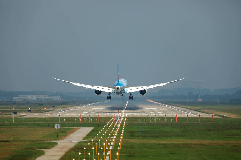 宽体飞机降落跑道图片