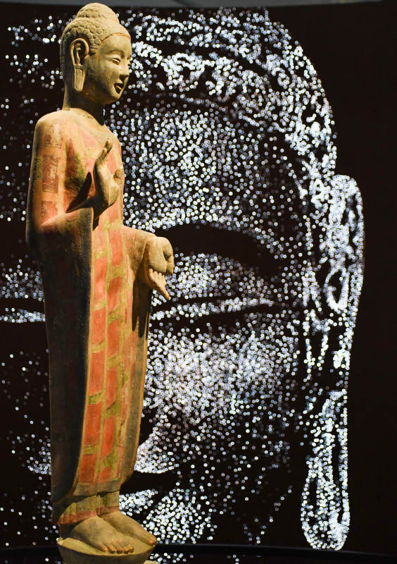 佛陀雕像与光点背景图片