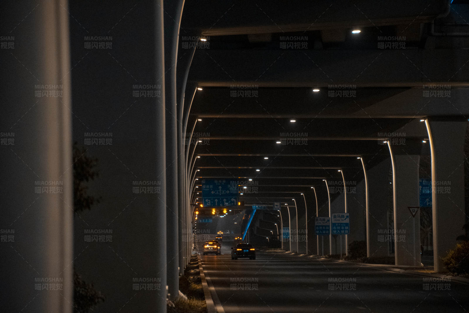 夜幕下的高架桥下图片