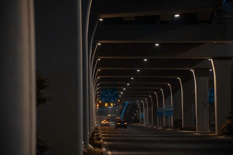 夜幕下的高架桥下图片