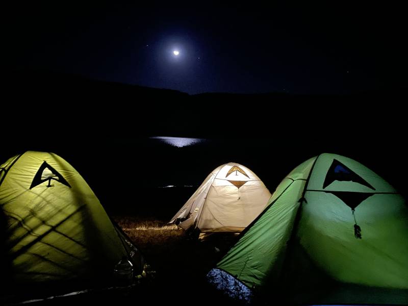 月夜下的帐篷营地图片